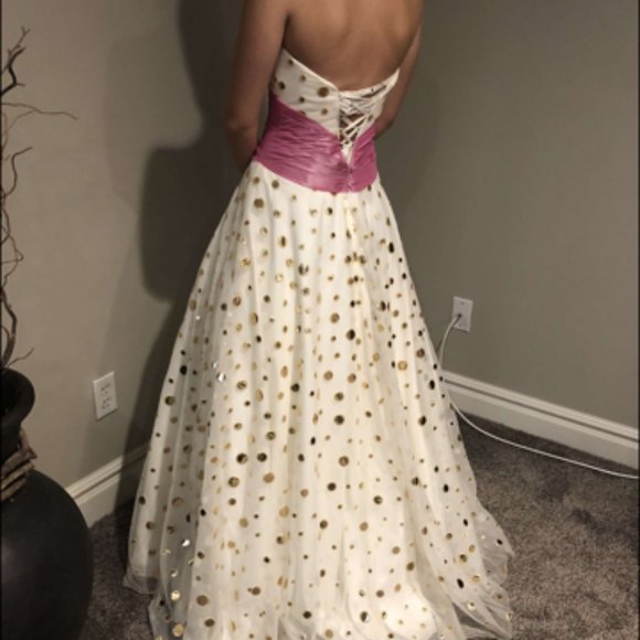 UNCONVENTIONAL WEDDING OR QUINCEANERA DRESS - Picture 2 of 7